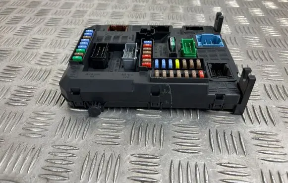 Peugeot 208 Fuse module 9807532080