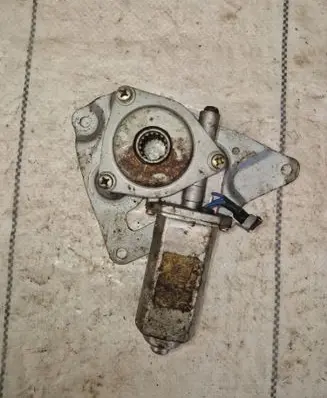 Nissan Patrol Y60 Rear door window regulator with motor
