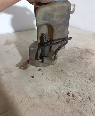 Windshield washer fluid reservoir/tank