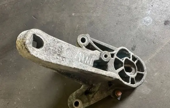 Mini Cooper Hatch Hardtop Gearbox mounting bracket 6872019 67871110