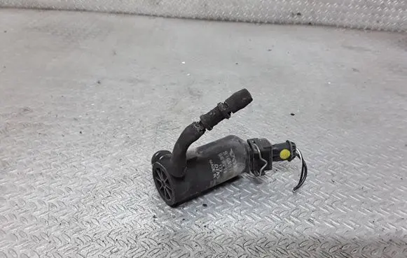 Volvo V70 Windscreen/windshield washer pump 9169611
