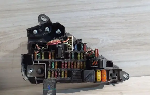 BMW 5 E60 E61 Fuse module 6906588
