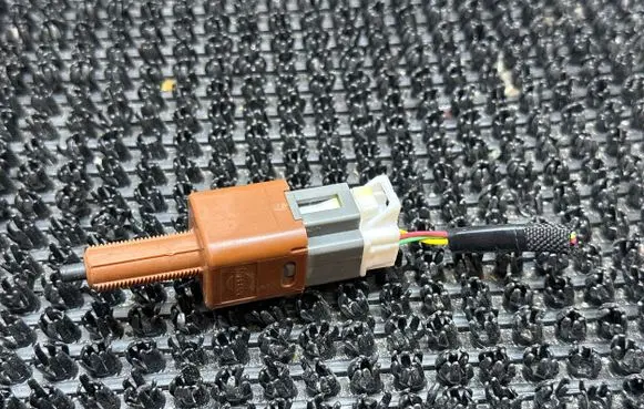 Renault Koleos II Brake pedal sensor switch
