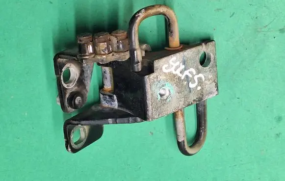 Volkswagen Golf V Front door lower hinge 