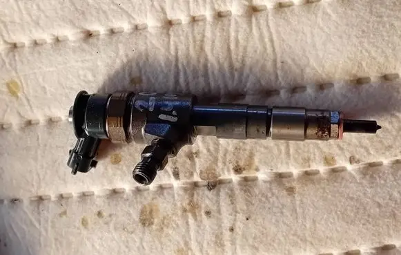Peugeot 208 Fuel injector 0445110339