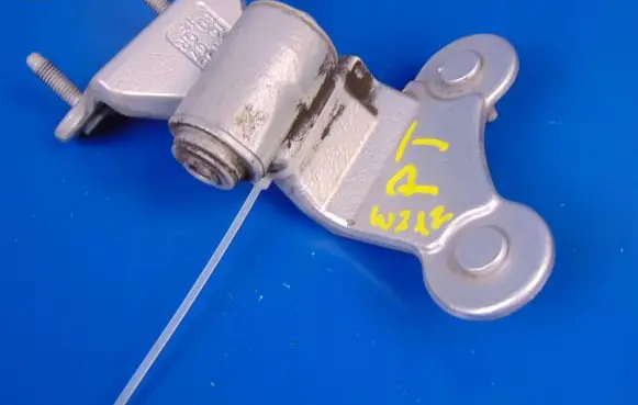 Mercedes-Benz E W212 Rear door lower hinge