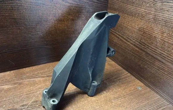 Volkswagen Transporter - Caravelle T5 Engine mounting bracket 7H0199370 7H0199370N
