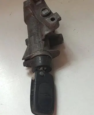 Volkswagen PASSAT B5 Ignition lock 4B0905851