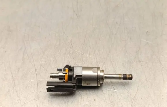Volvo XC40 Fuel injector 32140073