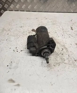 Volkswagen Golf III Starter motor 0001110001
