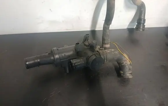 Volvo V70 Thermostat/thermostat housing 9656182980