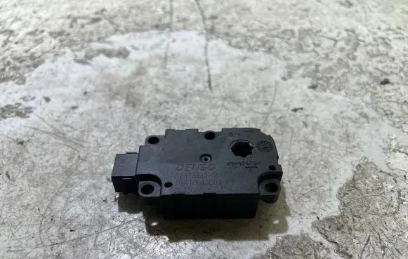 Mercedes-Benz A W176 Intake manifold valve actuator/motor CZ1139300857 20130805 ZBAT0045D09