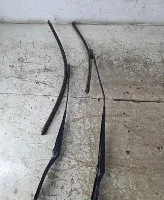 Volvo V50 Front wiper blade arm
