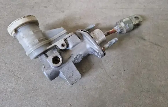 Mitsubishi L200 Clutch master cylinder 