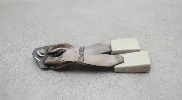 Nissan Rogue Middle seatbelt buckle (rear) 