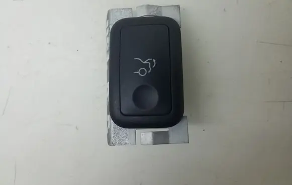 Mercedes-Benz C W204 Tailgate opening switch A2048707051