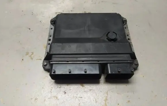 Toyota Avensis T270 Engine control unit/module 8966105D30 MB2759000182