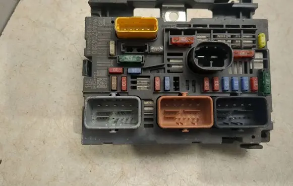 Citroen C4 I Fuse module 9664706280