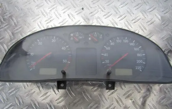 Volkswagen PASSAT B5 Speedometer (instrument cluster) 3b0919861j