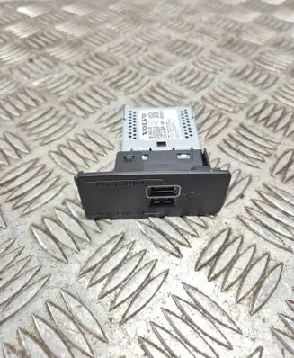 Volvo XC60 USB socket connector 31407038