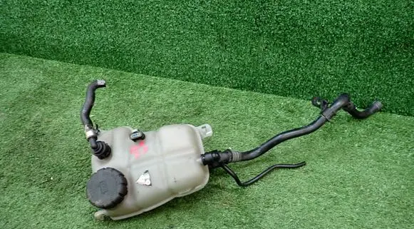 Mercedes-Benz GLA H247 Coolant expansion tank/reservoir A2475000049