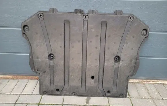 Volvo C40 Engine splash shield/under tray 32241087