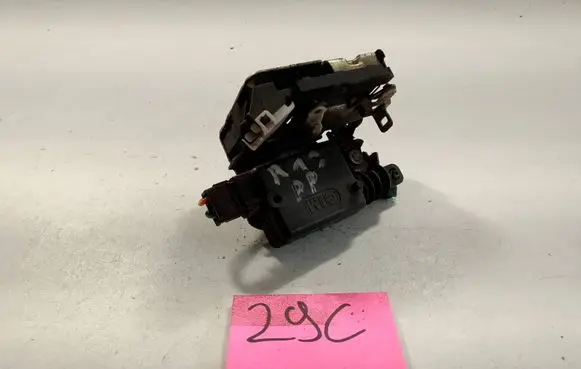 Peugeot 106 Front door lock 9136F6
