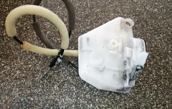 Mazda CX-3 Front door lock 6E18D0581