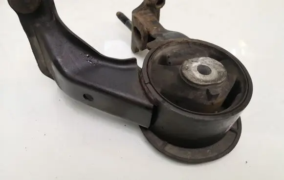 Toyota Avensis T250 Engine mount bracket