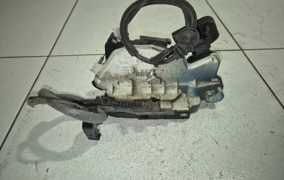Skoda Yeti (5L) Front door lock 5K1837015B