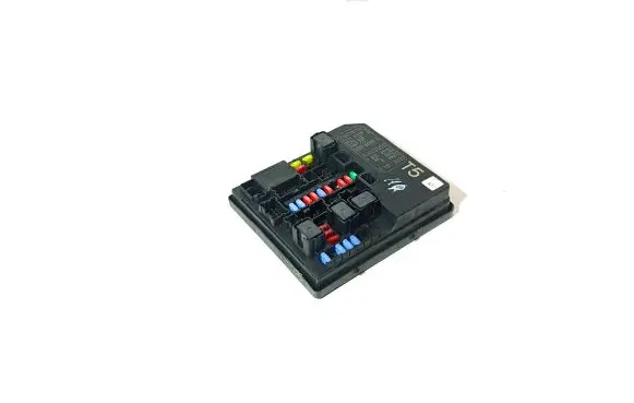 Nissan Juke I F15 Fuse module 284B71KK0A