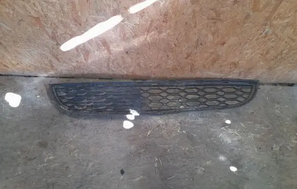 Renault Twingo II Front bumper lower grill 622547230R
