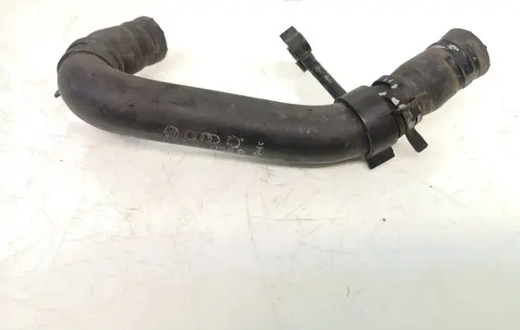Volkswagen PASSAT B5 Engine coolant pipe/hose 058121058B