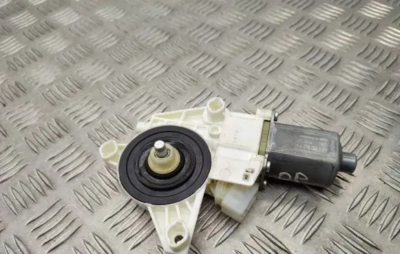 Mercedes-Benz Vito Viano W447 Front door window regulator motor A4479063600 0130822559