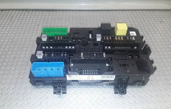 Opel Astra H Fuse module 13180775 5DK00866951
