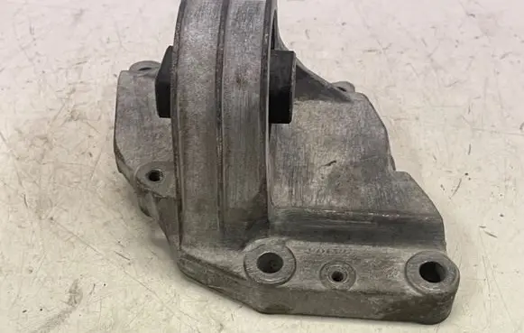 Volvo S80 Engine mount bracket 8671633