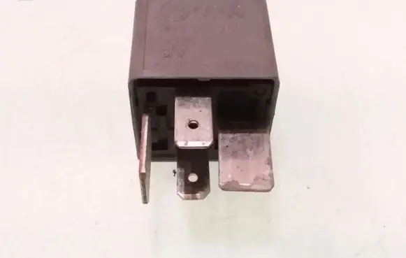 Volkswagen PASSAT B5 Other relay 8D0951253 370