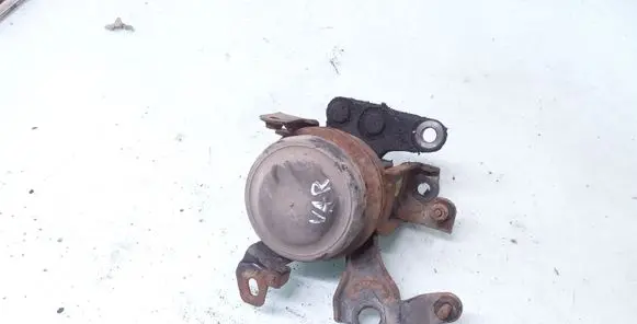 Toyota Corolla E120 E130 Engine mount bracket