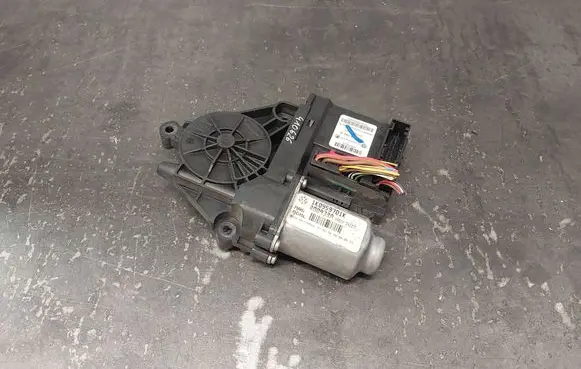 Volkswagen Golf V Front door window regulator motor 1K0959701K 1K0959793G