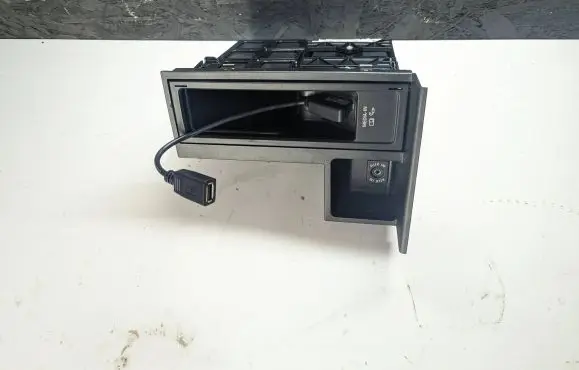 Volkswagen Touran II USB socket connector 5N0035341D 10000030