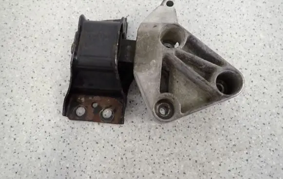 Nissan Almera N16 Engine mount vacuum valve 