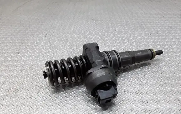 Volkswagen PASSAT B5.5 Fuel injector 038130073AJ