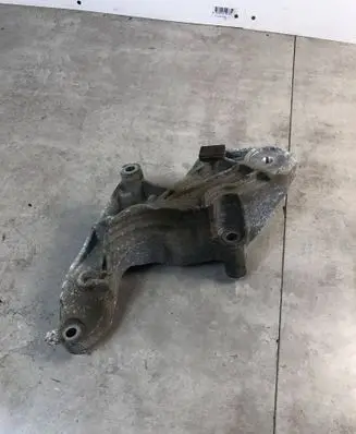 Engine mounting bracket