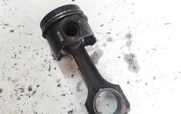 Mercedes-Benz Vito Viano W639 Piston with connecting rod 611033