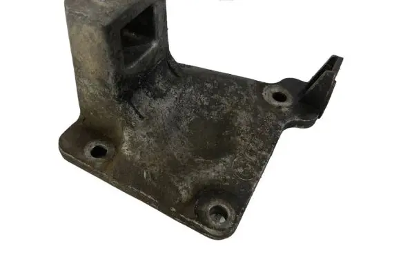Engine mounting bracket