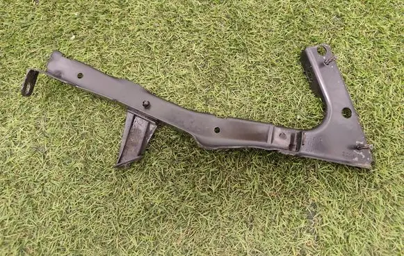 Audi A5 Sportback 8TA Fender mounting bracket 8T0821135