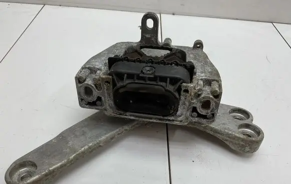 Volkswagen Golf VII Engine mount bracket 5Q0199262S