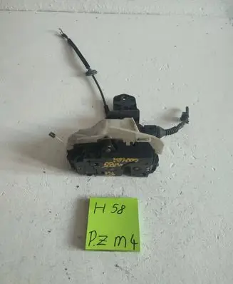 Volkswagen PASSAT B5 Rear door lock 395789