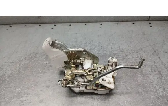 Toyota Yaris Verso Front door lock 
