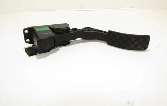 Accelerator throttle pedal